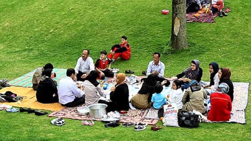 ایرانیان سیزده بدر ممنوع : روز طبیعت  به ادامه‌دار شدنِ زنجیره شیوع ویروس کرونا کمک می‌کنند؛ چیزی که می‌تواند به قیمت جان شهروندان دیگر تمام شود.