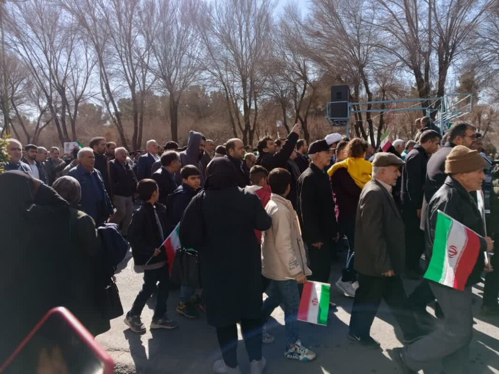 راهپیمایی یوم الله ۲۲ بهمن در شهر وزوان همراه با اجرای سرود و سخنرانی و قرائت قطعنامه ۱۴۰۲